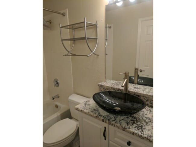 Building Photo - 4842 E Kentucky Ave