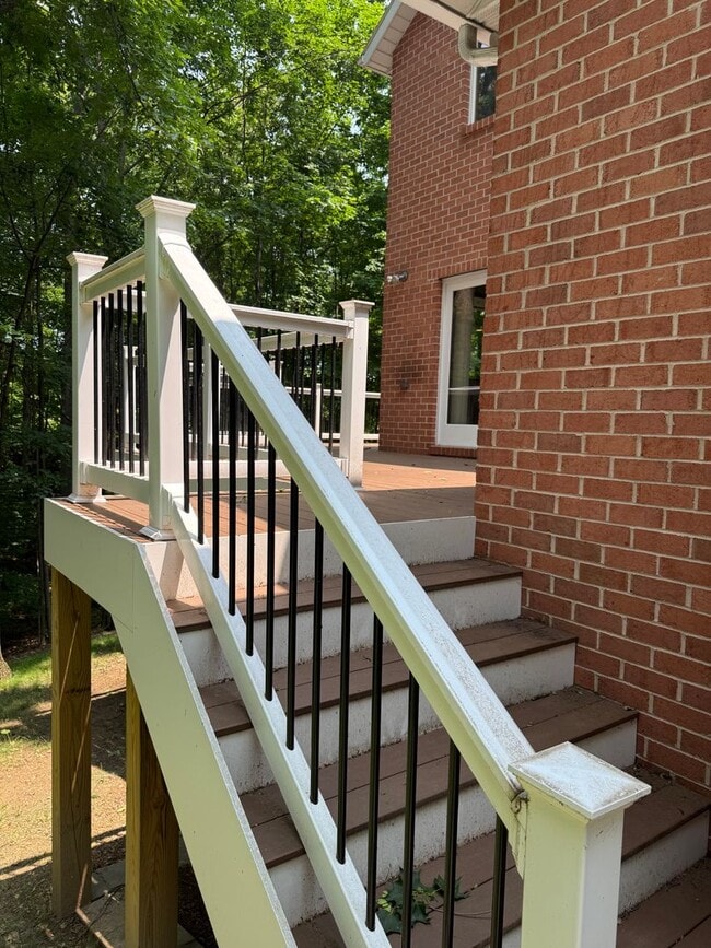 Building Photo - 1531 E Strohm Dr