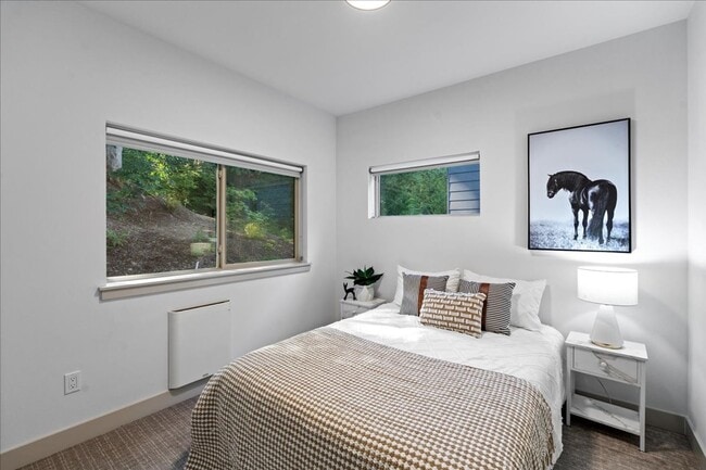 Building Photo - West Seattle - 3 Bedroom - 2.5 Bathroom w/ AC!