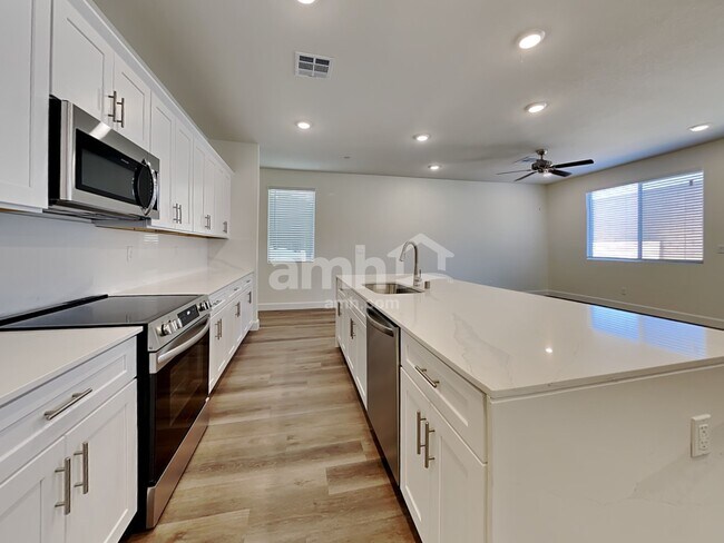 Building Photo - 123 Charmante Tulip Ln