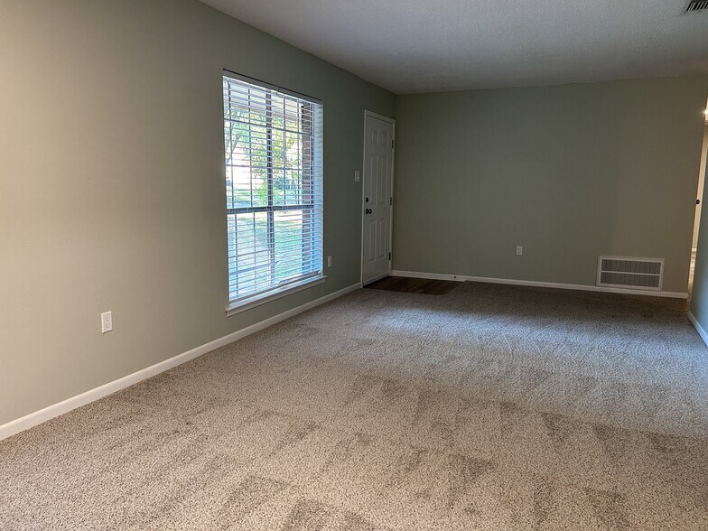 Building Photo - 1716 Northview Dr