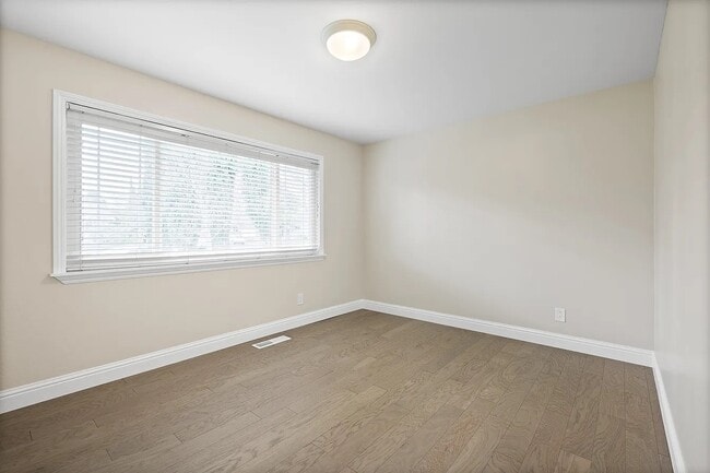 Building Photo - 875 Brittany Ln