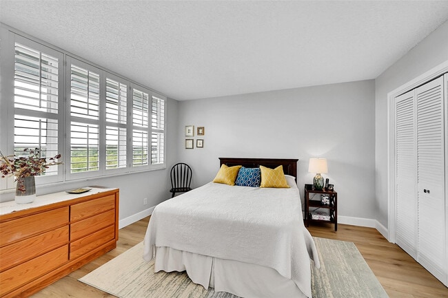 Building Photo - 4020 W Palm Aire Dr