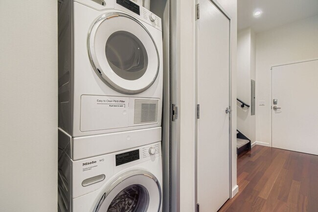 Building Photo - Luxury Pearl Street 1BDR