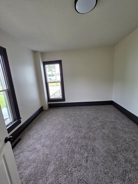 Building Photo - 113 Sargent St