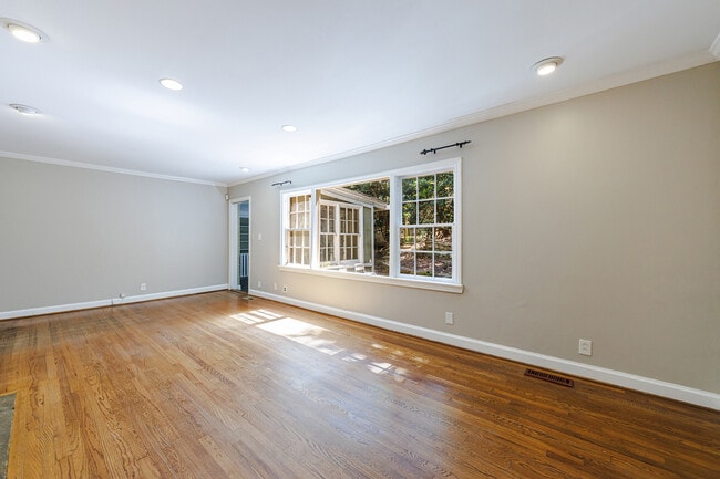 Building Photo - 2311 Pembrook Pl NE