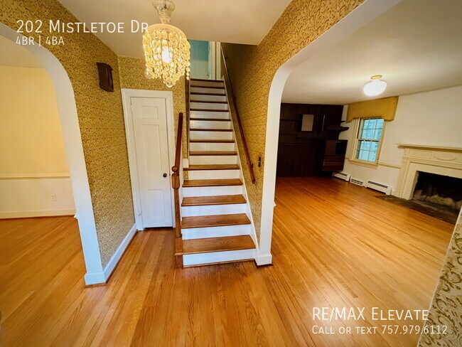 Building Photo - 202 Mistletoe Dr