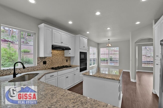 Building Photo - Beautiful home with 7 bedrooms, 5 1/2 bath...