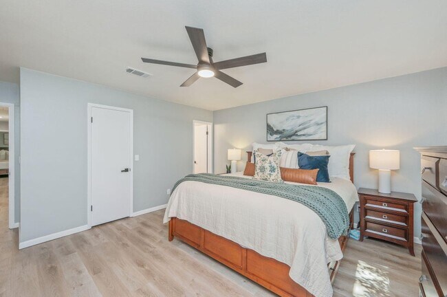 Building Photo - 512 Samana Way
