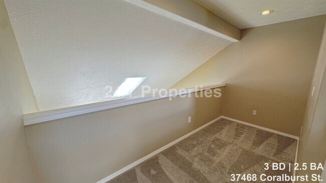 Building Photo - Remodeled 3 BD | 2.5 BA Home - Sandy