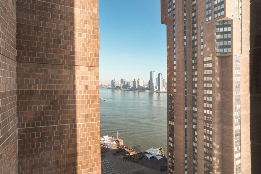 Building Photo - 30 Waterside Plaza