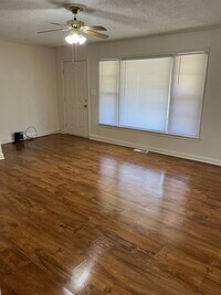 Building Photo - Two Bedroom/One Bath Home