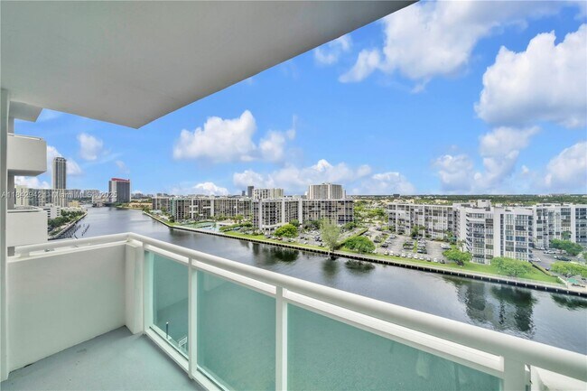 Primary Photo - 3000 S Ocean Dr