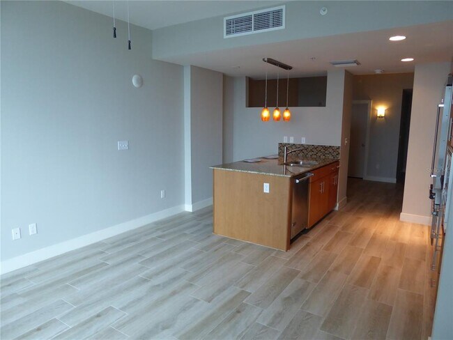 Building Photo - 1120 E Kennedy Blvd