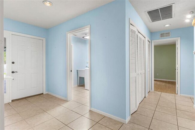 Building Photo - 2041 SE Floresta Dr