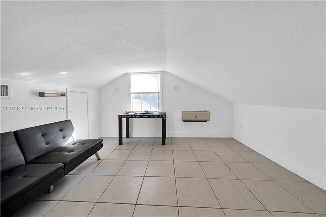 Building Photo - 2731 SW 24th St