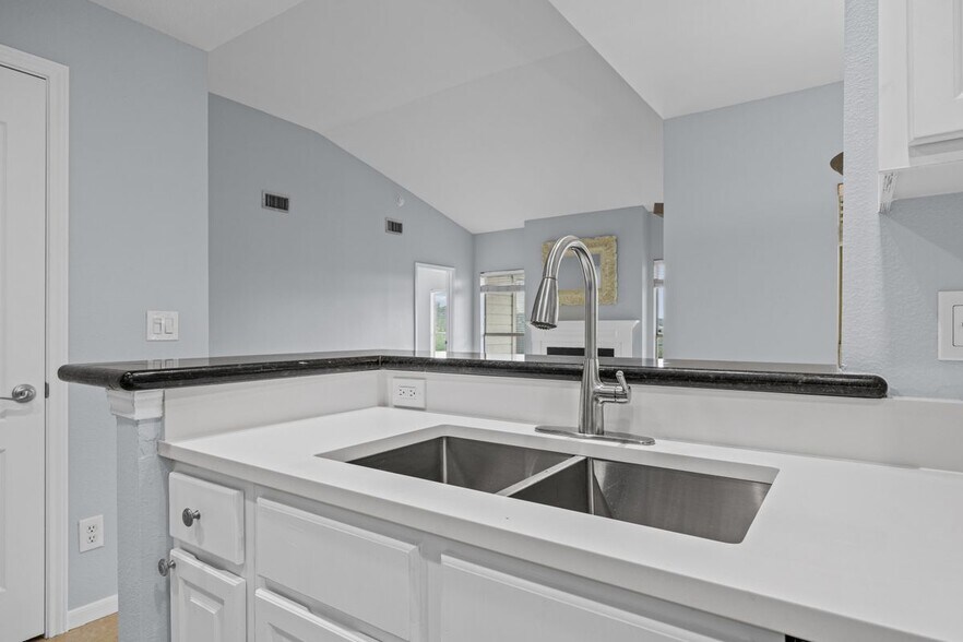 Building Photo - 6000 Shepherd Mountain Cove