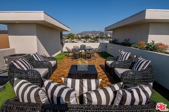 Building Photo - 1002 N Hudson Ave