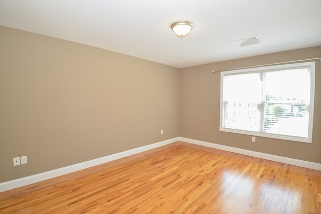 Building Photo - 341 Meadowside Rd