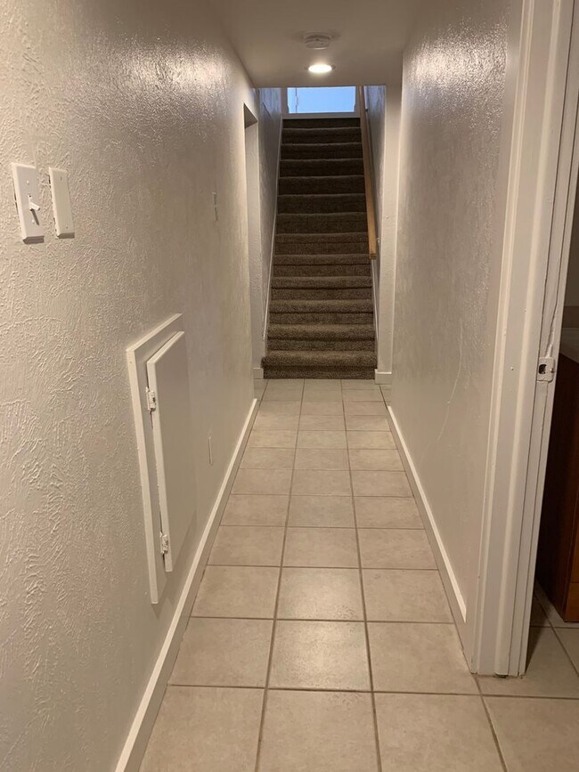 Building Photo - 4BD/2BA Table Mesa Home - Close to everything