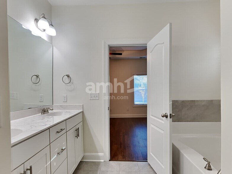 Building Photo - 110 Doral Blue Dr