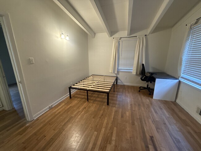 Building Photo - 1009 Hampton St NW