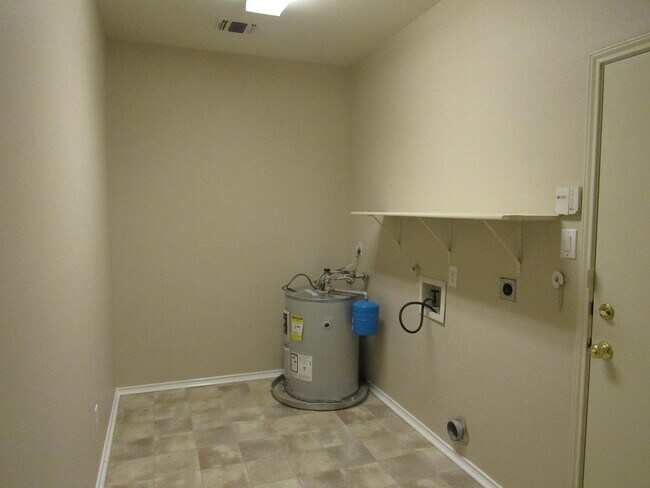 Building Photo - 3 - BEDROOM IN KNOLLCREEK