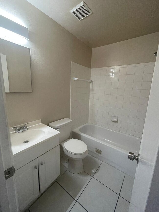 Building Photo - 2221 Leo Dr