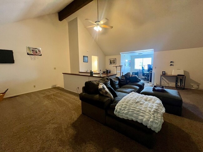 Building Photo - Quiet Sandy Condo