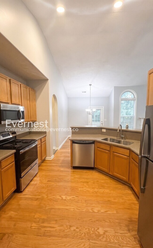 Building Photo - Limited Time Special Offer / 4 Bed, 2 Bath Home with Garage / Pet-Friendly / Available Now!