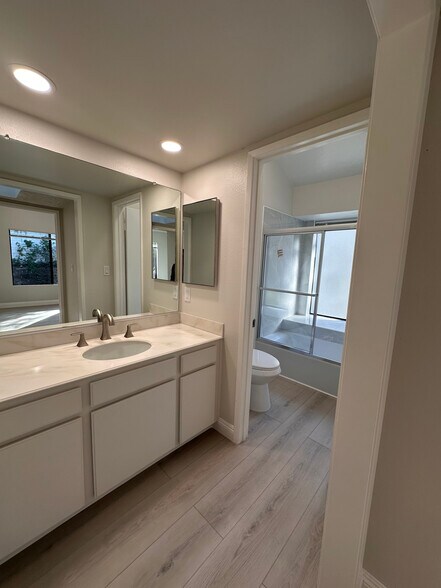 Guest Bath - 4300 Via Marisol