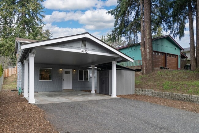 Building Photo - Stylish, Spacious & Steps from WWU and Fai...