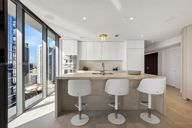 Building Photo - 700 NE 24th St