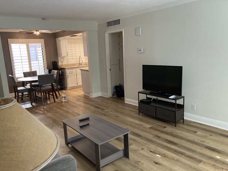 Building Photo - 1407 N Sunrise Way