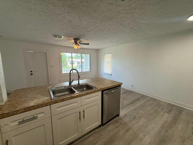 Building Photo - 933 30th Ct
