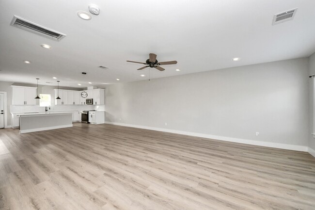 Building Photo - 807 Avenue J