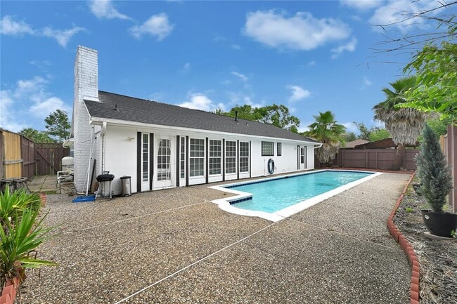 Building Photo - 15611 Rolling Timbers Dr
