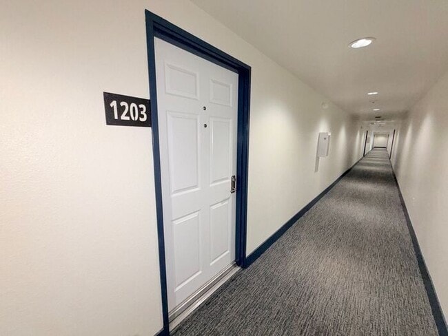 Building Photo - Riverwalk Tower 2 Bedroom Condo - 2 Parking Spaces/Private Laundry