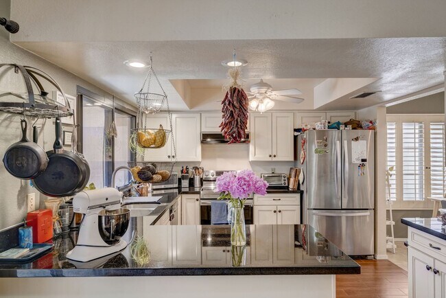Building Photo - Highly sought after Marlborough Park Estates neighborhood!