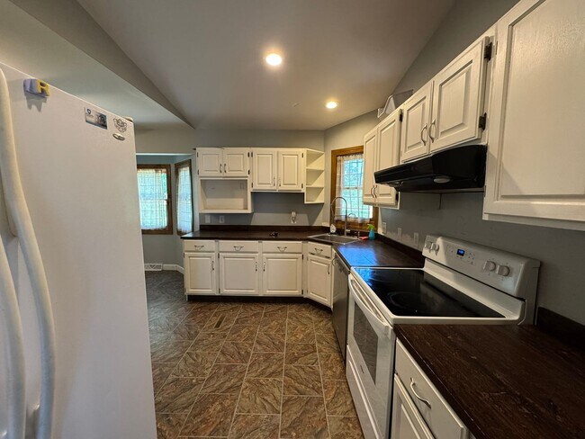 Building Photo - 3 Bedroom house