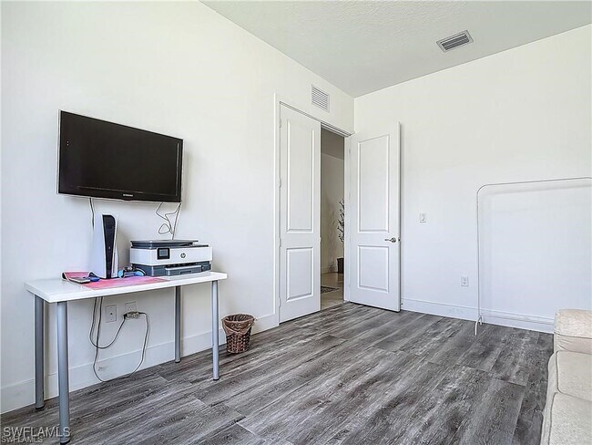 Building Photo - 5285 Marano Dr