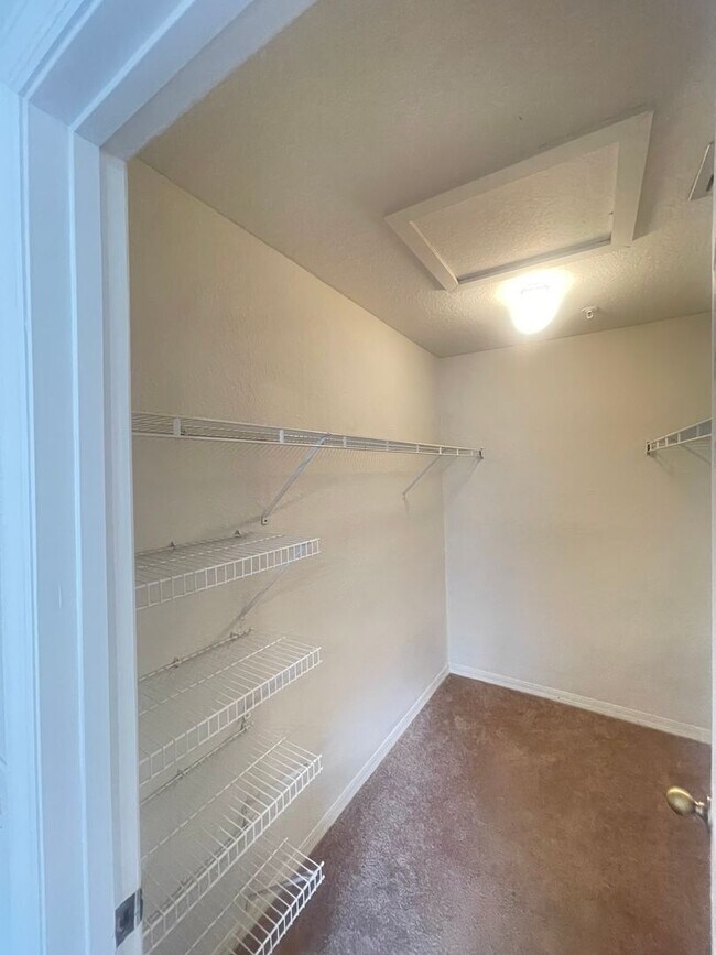 Building Photo - 1 Bedroom / 1 Bath Condo in Gated Communit...