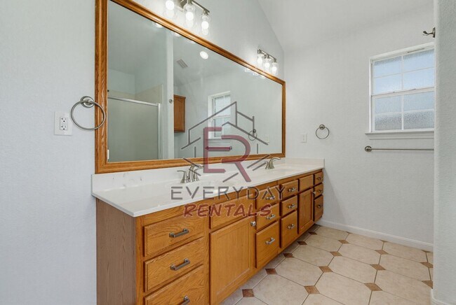 Building Photo - Beautifully renovated 5 Bedroom Home in Harker Heights!
