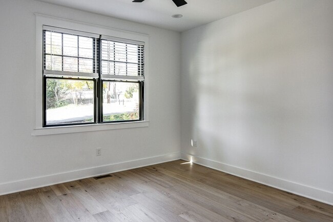 Building Photo - 20 E Redman Ave