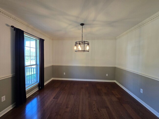 Building Photo - MOVE-IN SPECIAL!! $250 OFF First Month
