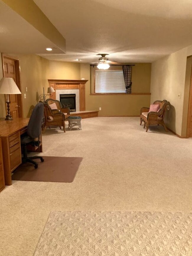 Building Photo - 4 Bedroom Twin Home