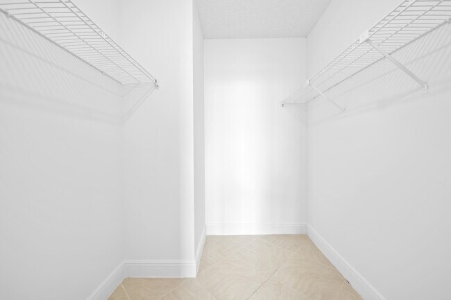 Building Photo - 105 Lake Emerald Dr
