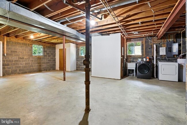 Building Photo - 2710 Hidden Valley Rd