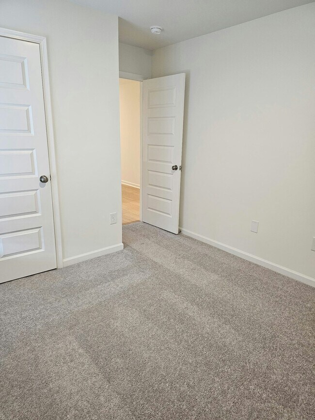 Building Photo - 112 Labrador Ln