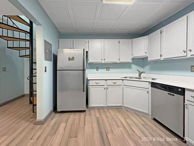 Building Photo - 2050 Ridge Dr